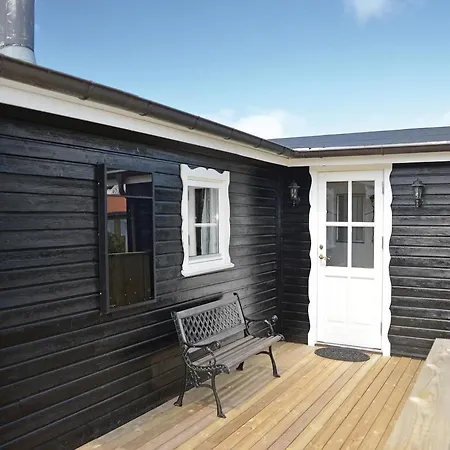 Three-bedroom Holiday With A Fireplace 01 *